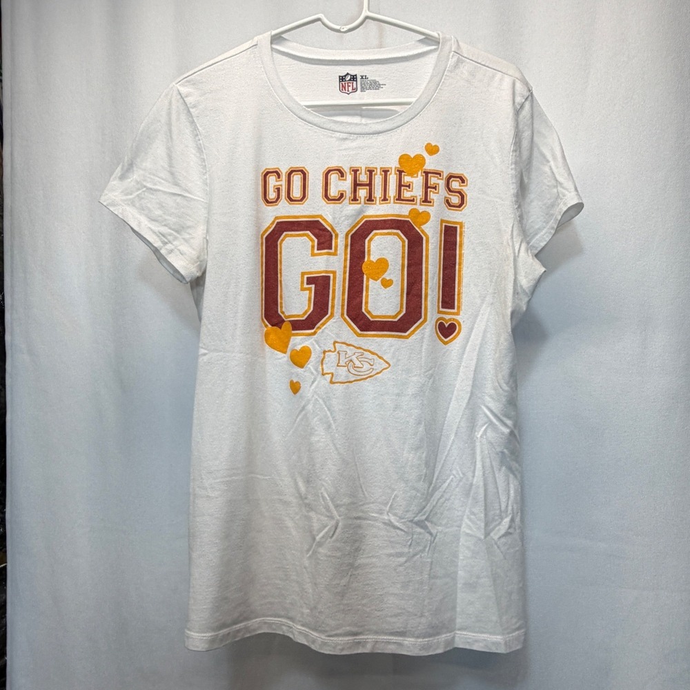 NFL T-Shirt Women XL White Kansas City Chiefs Go Chiefs Go Hearts Graphic